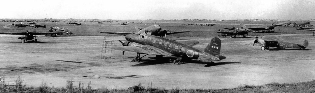 Японские самолеты и танки, захваченные советскими войсками на аэродроме Мукден. Китай, 1945 г. (waralbum.ru)